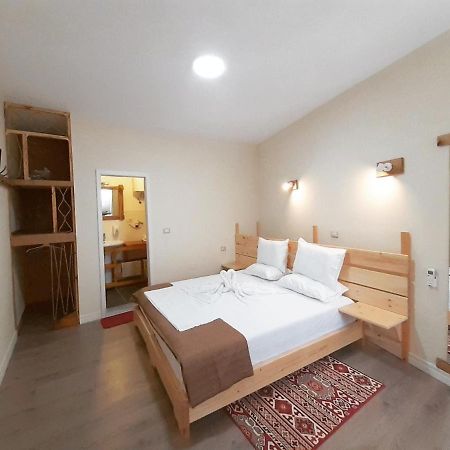 At Pikotiko'S - Korca City Rooms For Rent Buitenkant foto