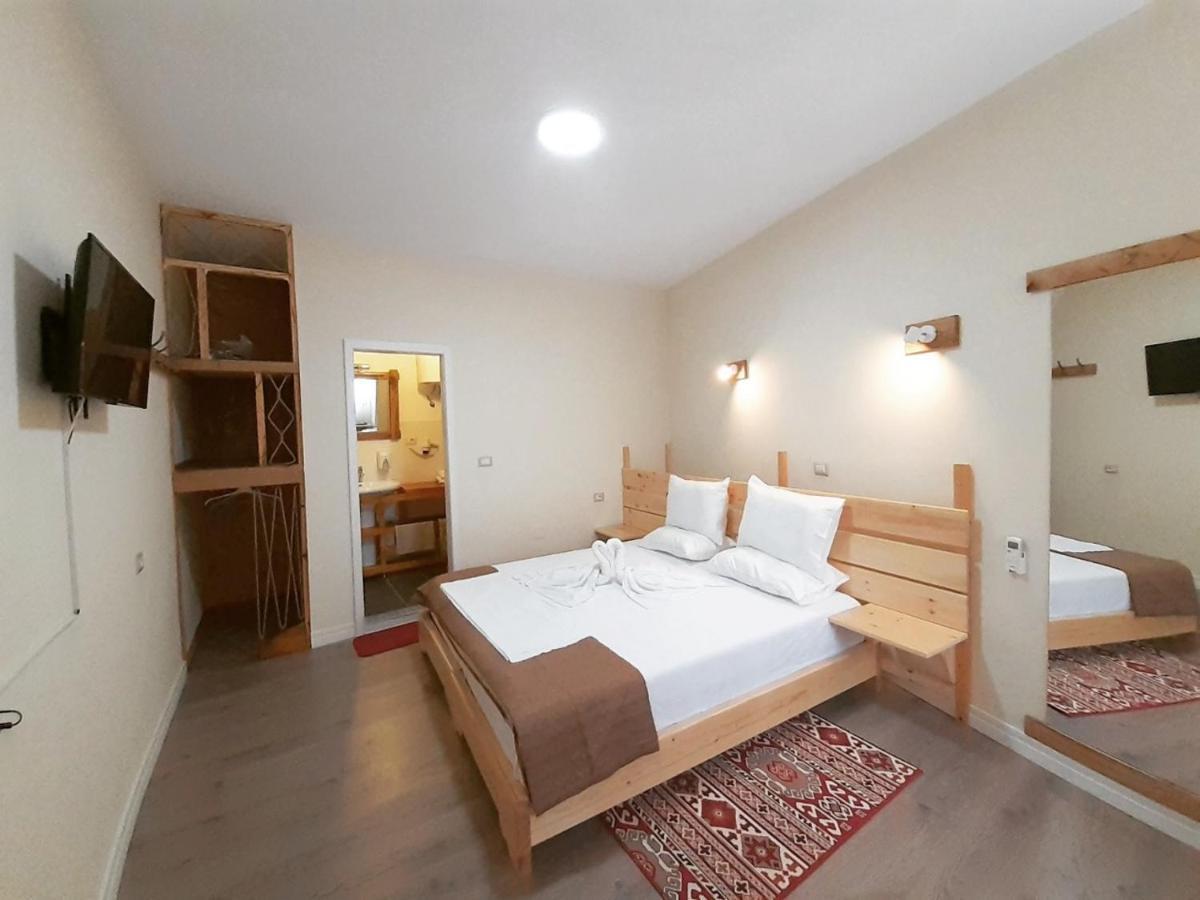 At Pikotiko'S - Korca City Rooms For Rent Buitenkant foto