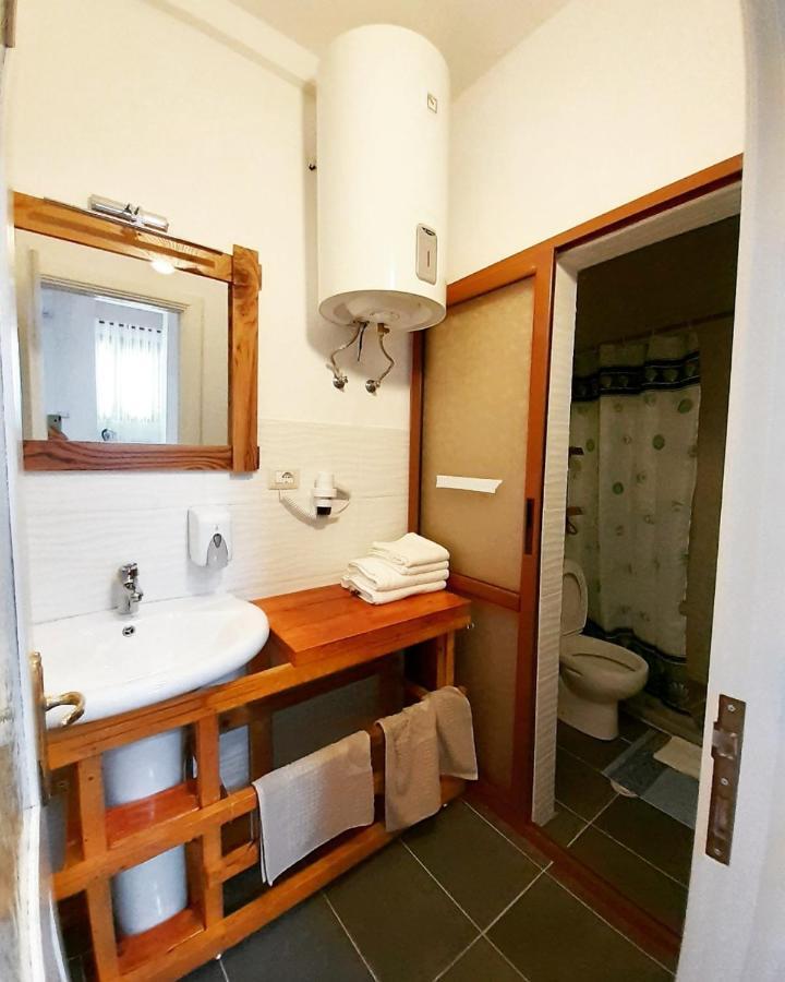 At Pikotiko'S - Korca City Rooms For Rent Buitenkant foto