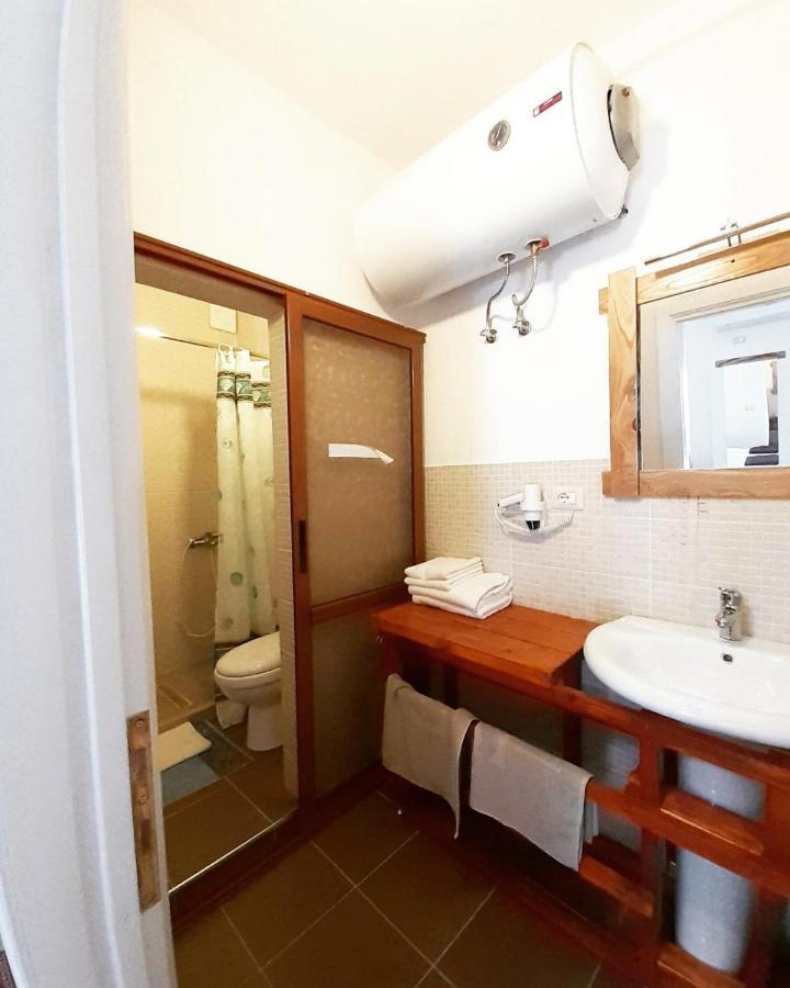 At Pikotiko'S - Korca City Rooms For Rent Buitenkant foto