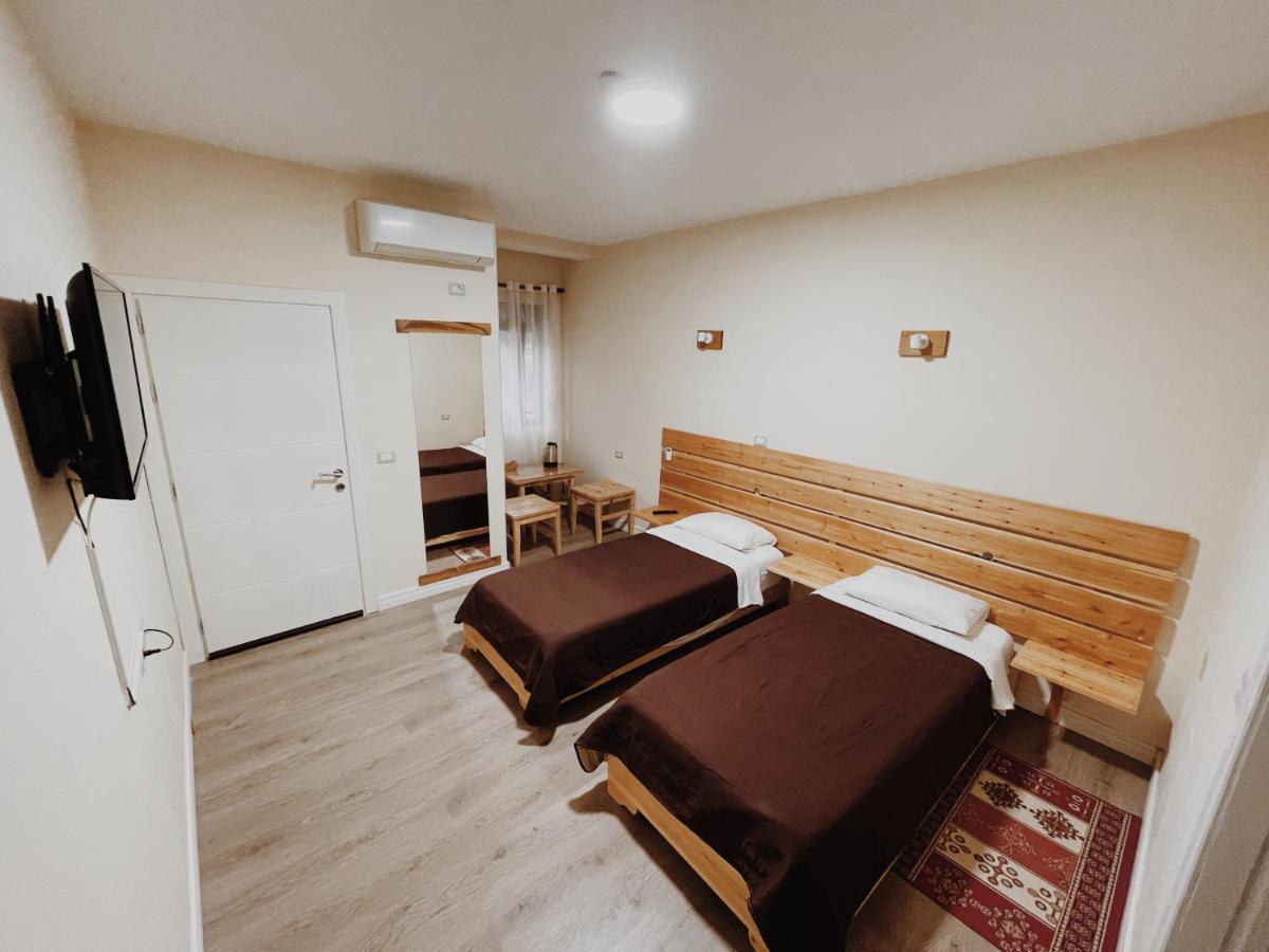 At Pikotiko'S - Korca City Rooms For Rent Buitenkant foto