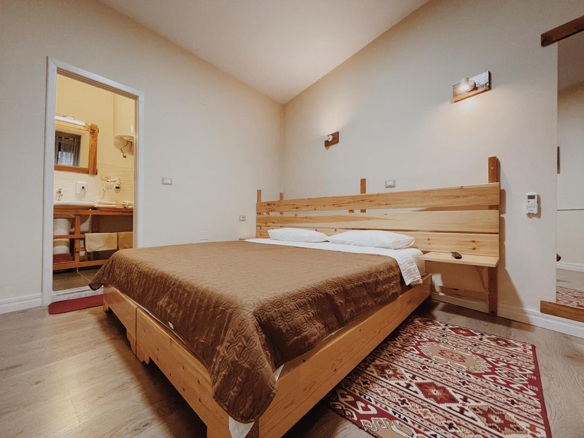 At Pikotiko'S - Korca City Rooms For Rent Buitenkant foto