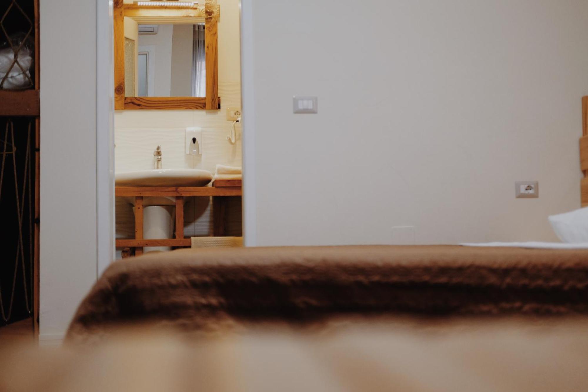 At Pikotiko'S - Korca City Rooms For Rent Buitenkant foto