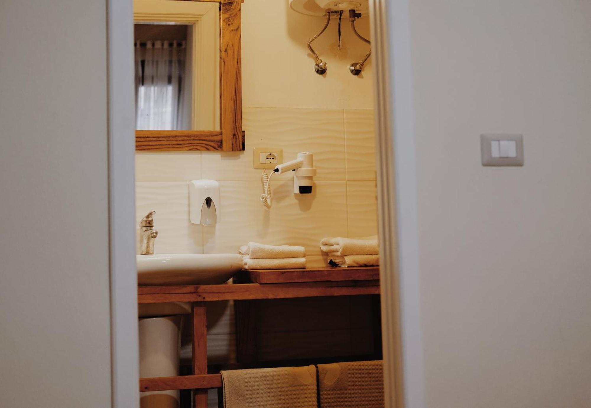 At Pikotiko'S - Korca City Rooms For Rent Buitenkant foto