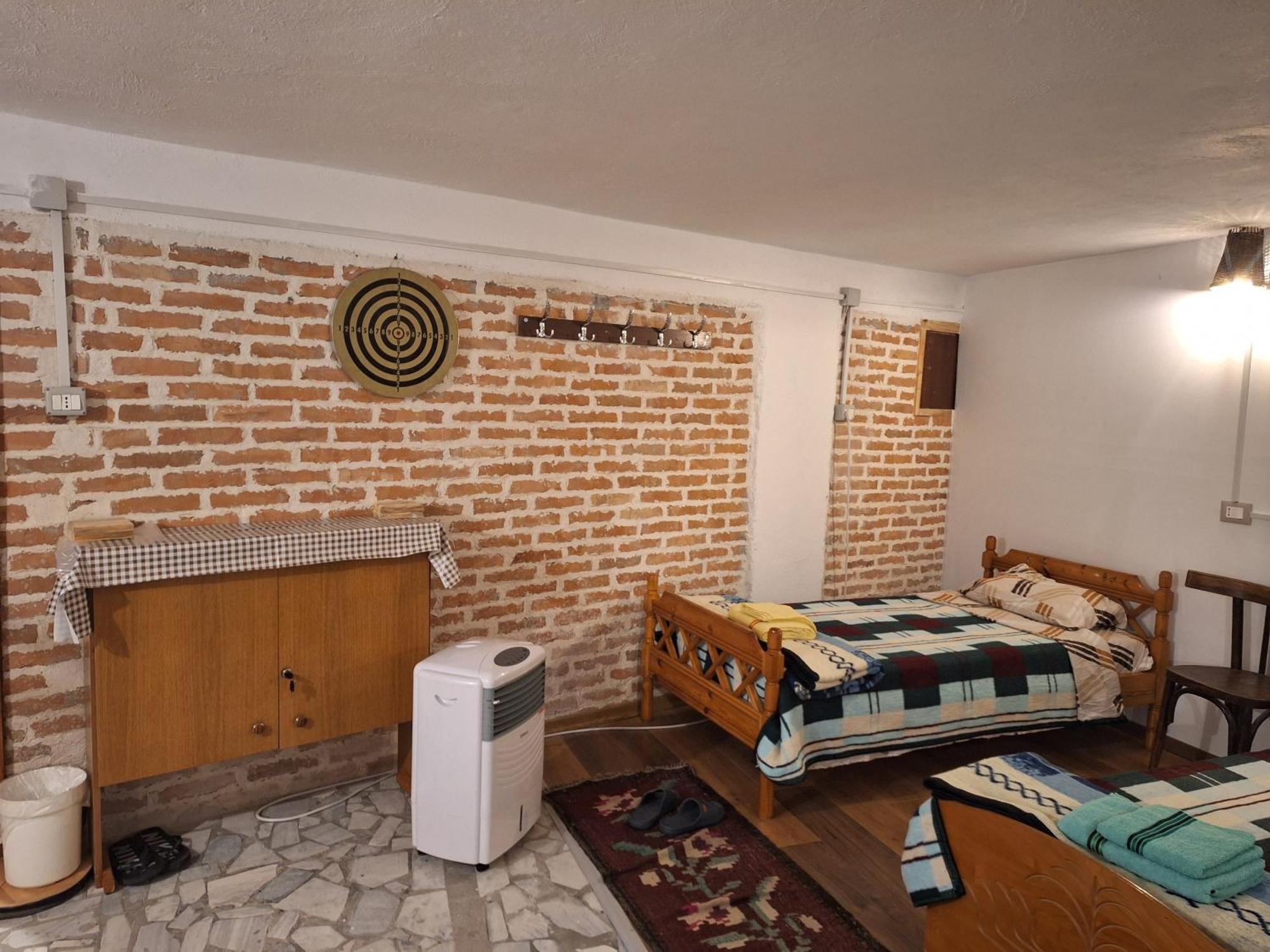 At Pikotiko'S - Korca City Rooms For Rent Buitenkant foto