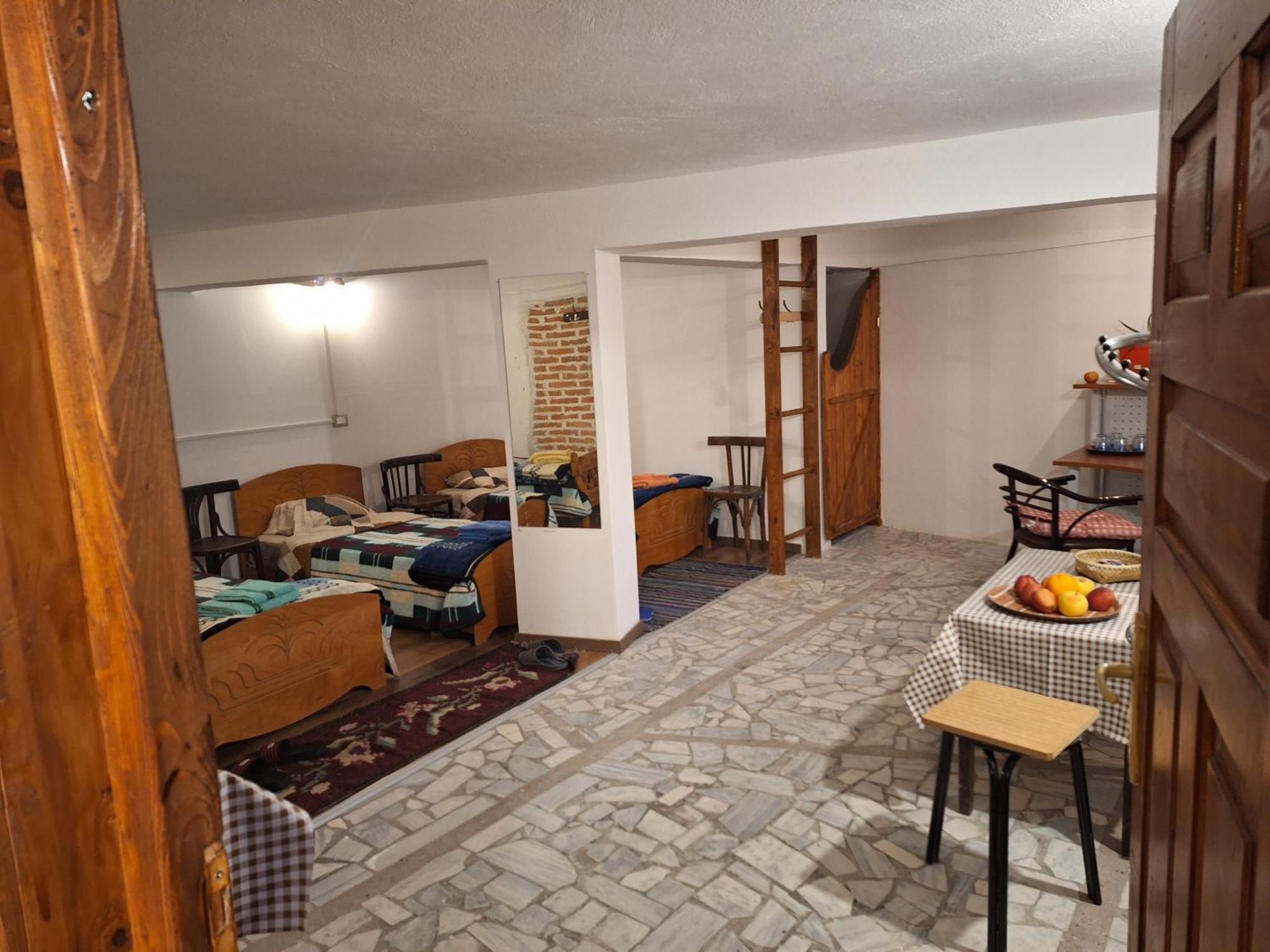 At Pikotiko'S - Korca City Rooms For Rent Buitenkant foto