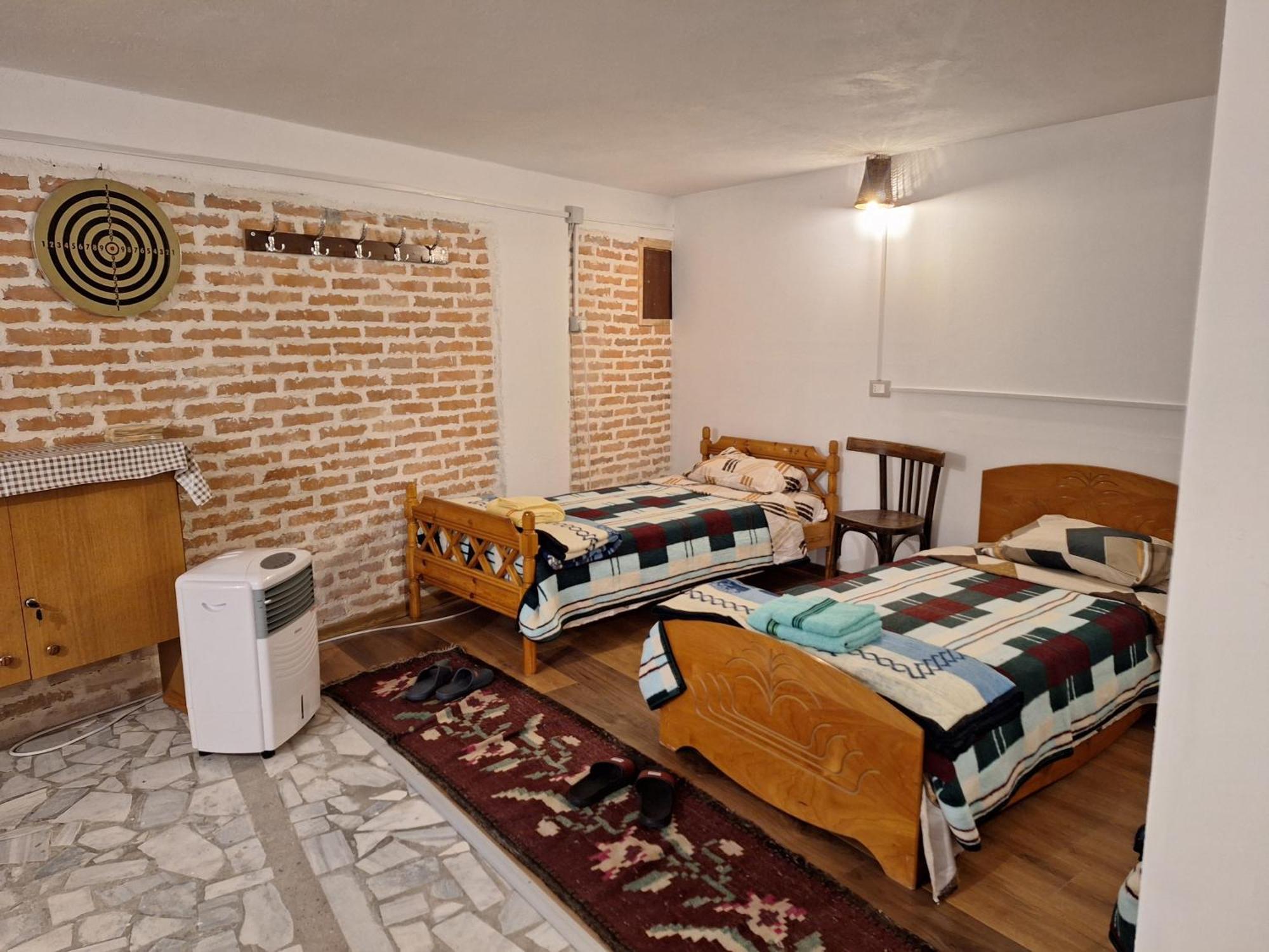 At Pikotiko'S - Korca City Rooms For Rent Buitenkant foto