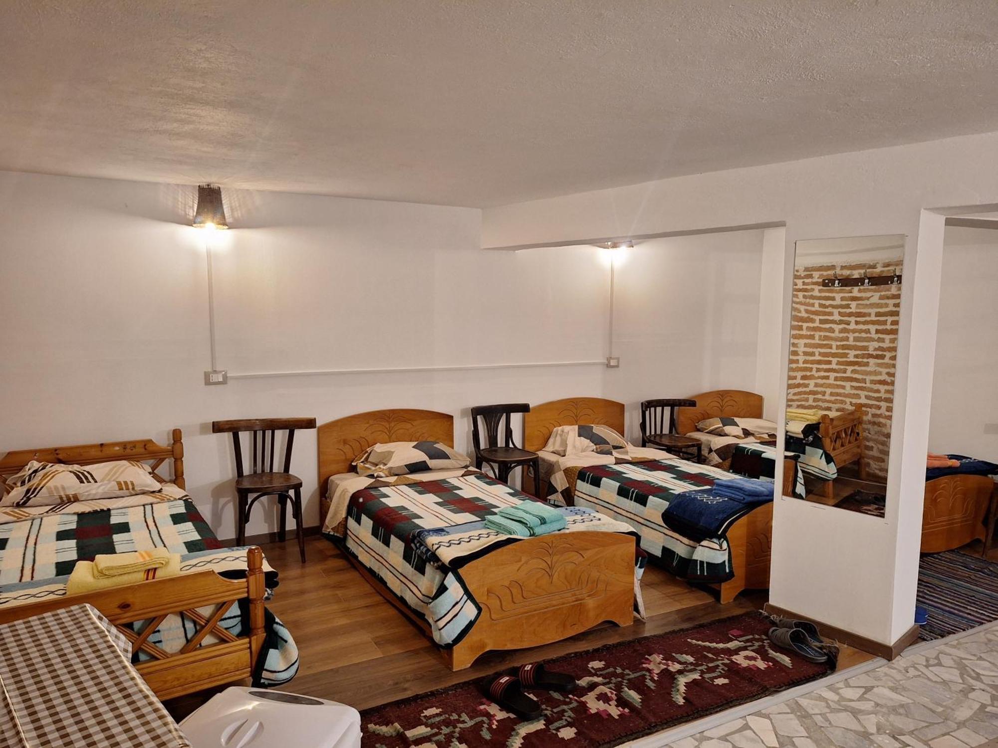 At Pikotiko'S - Korca City Rooms For Rent Buitenkant foto