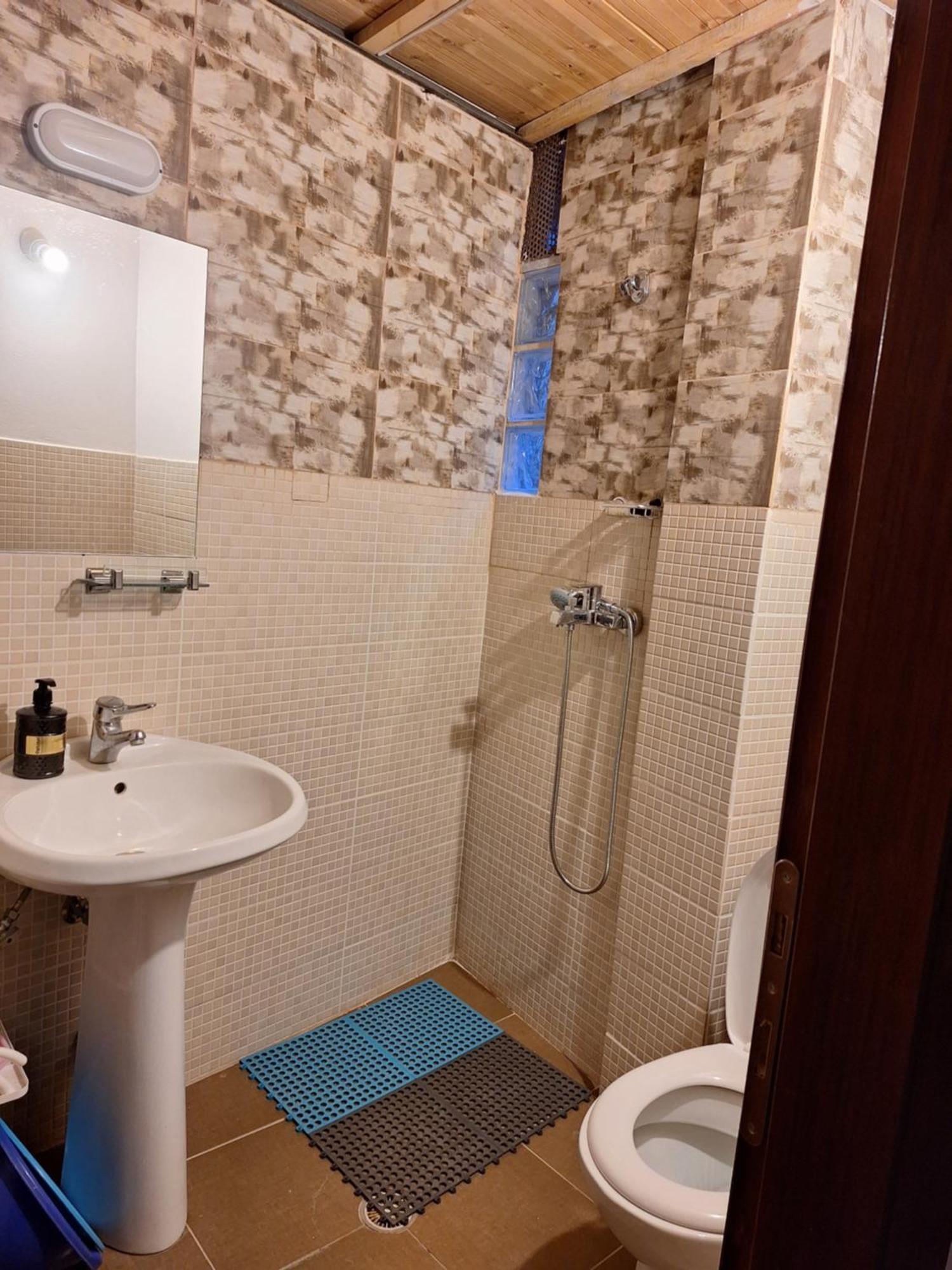 At Pikotiko'S - Korca City Rooms For Rent Buitenkant foto